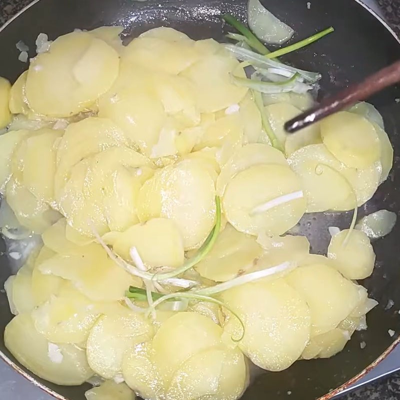 Bước 2 Xào khoai tây Khoai tây xào tỏi
