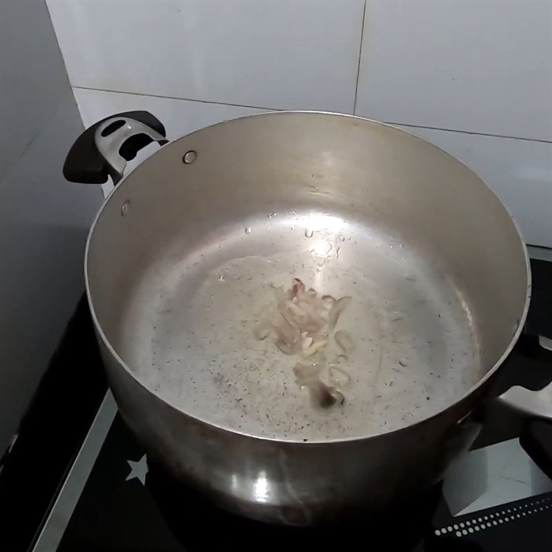Bước 3 Xào khoai tây Khoai tây xào lòng gà