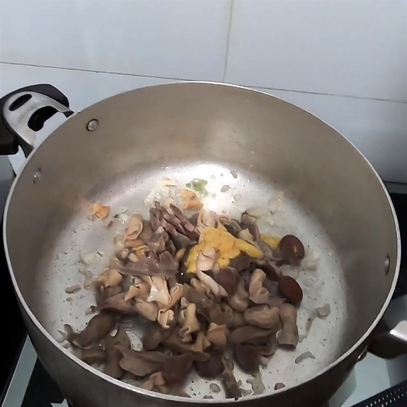 Bước 3 Xào khoai tây Khoai tây xào lòng gà