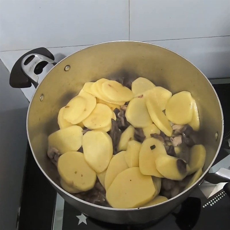 Bước 3 Xào khoai tây Khoai tây xào lòng gà