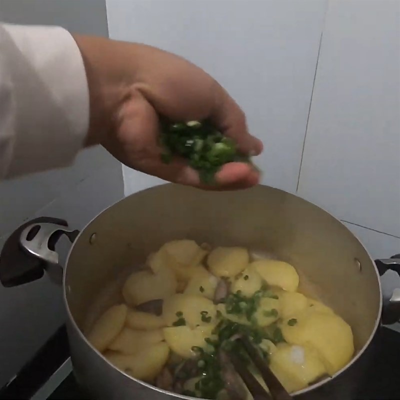 Bước 3 Xào khoai tây Khoai tây xào lòng gà
