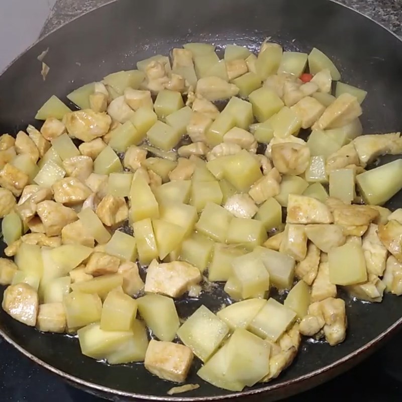 Bước 3 Xào khoai tây Khoai tây xào ức gà