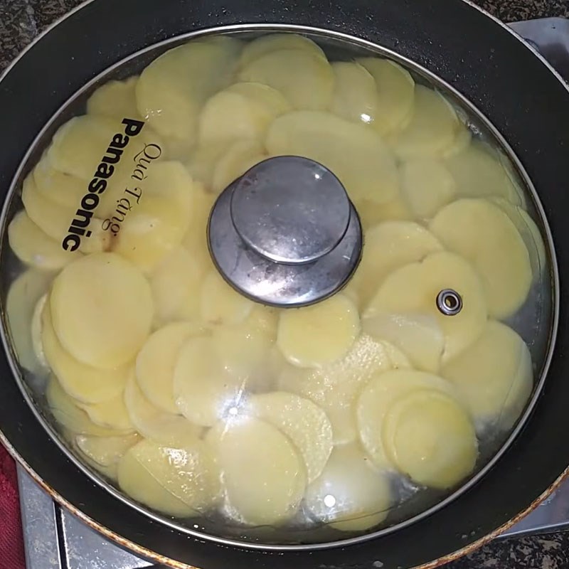 Bước 2 Xào khoai tây Khoai tây xào tỏi