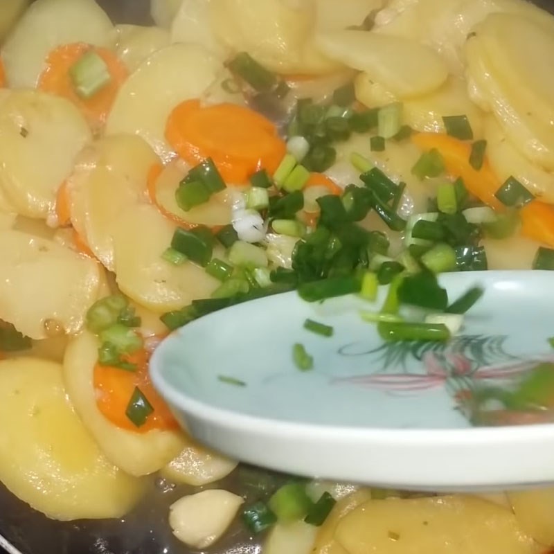 Bước 3 Xào khoai tây Khoai tây xào tỏi với cà rốt