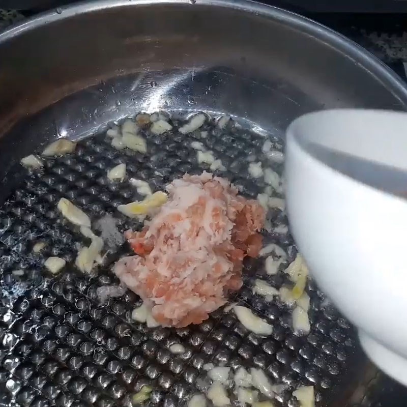 Bước 2 Xào khoai tây Khoai tây xào tỏi với thịt bằm