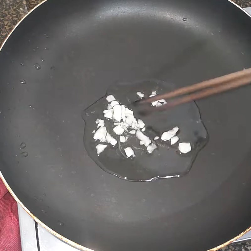 Bước 2 Xào khoai tây Khoai tây xào tỏi