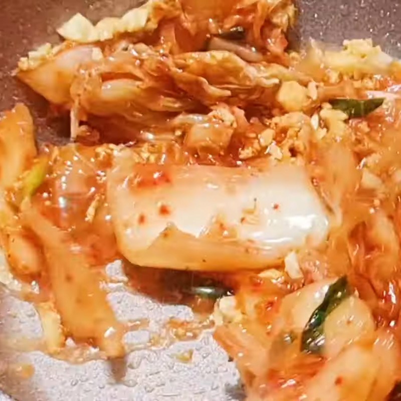 Bước 3 Xào kim chi Lẩu đầu cá hồi kim chi