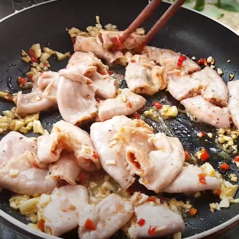 Bước 3 Xào lòng Lòng heo xào tỏi ớt