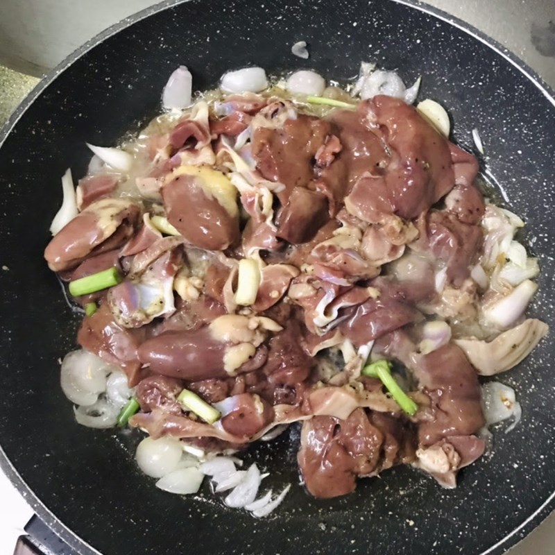 Bước 3 Xào lòng gà Su su xào lòng gà