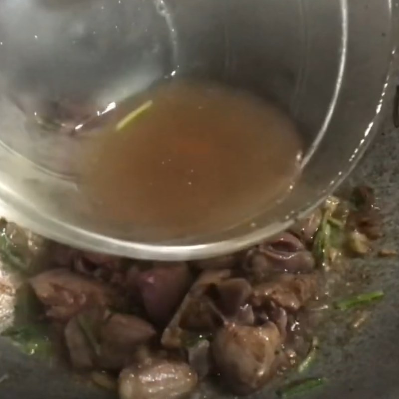 Bước 4 Xào lòng gà Lòng gà xào hành tây