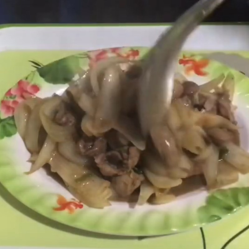 Bước 4 Xào lòng gà Lòng gà xào hành tây