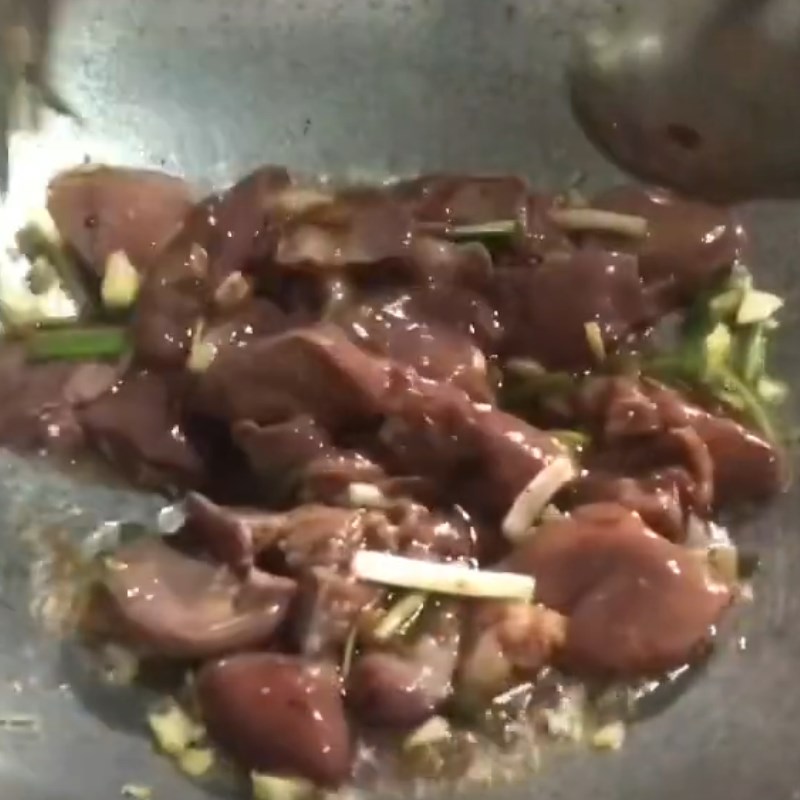 Bước 4 Xào lòng gà Lòng gà xào hành tây