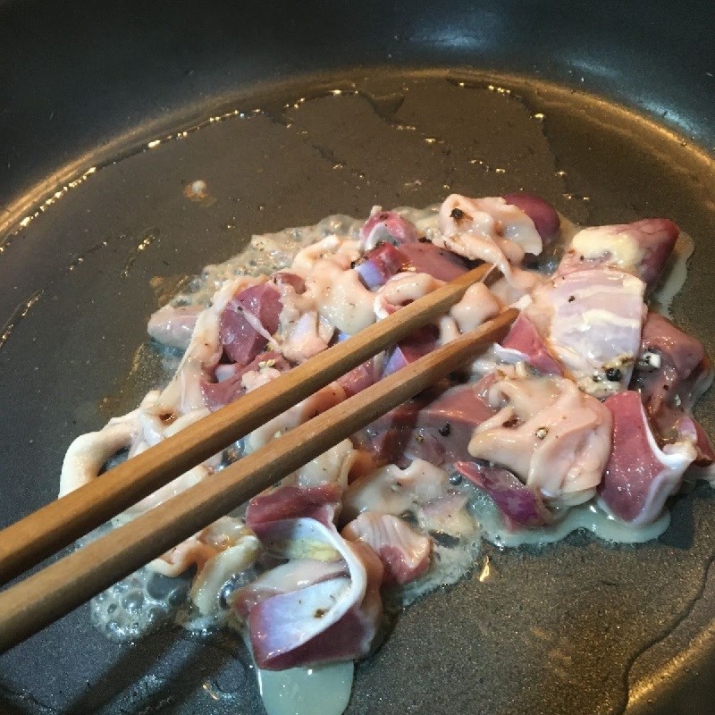 Bước 2 Xào lòng gà với cải thìa Cải thìa xào lòng gà
