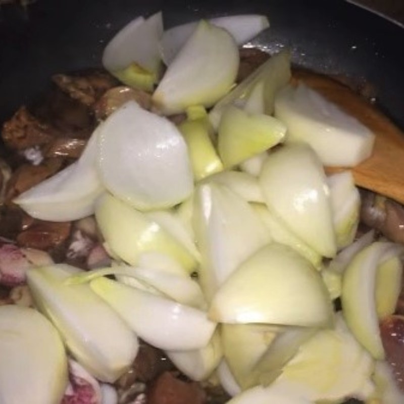 Bước 3 Xào lòng gà với hành Lòng gà xào thập cẩm