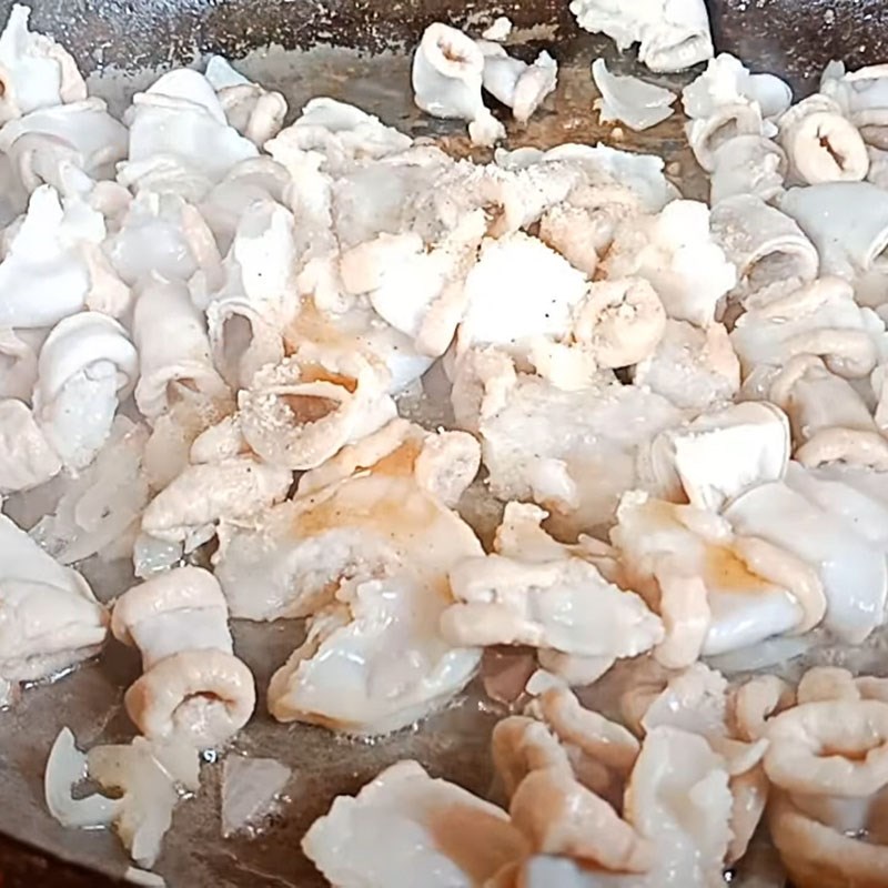 Bước 3 Xào lòng heo Lòng heo xào dứa (thơm)