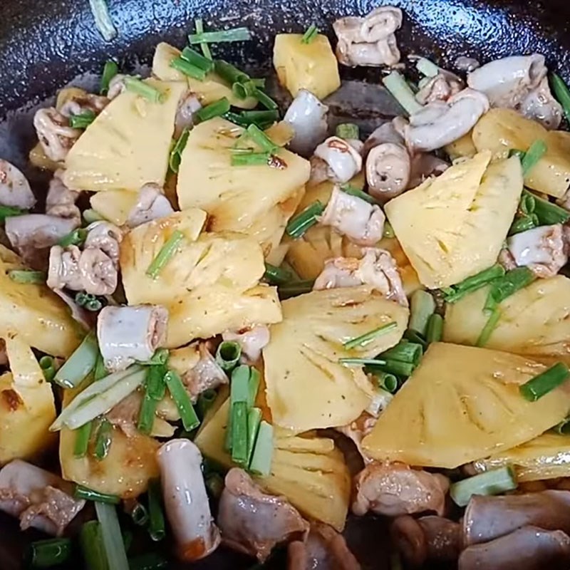Bước 4 Xào lòng heo với dứa Lòng heo xào dứa (thơm)