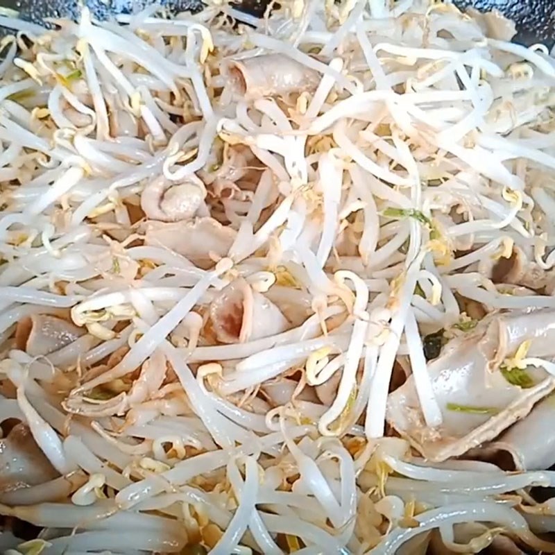 Bước 4 Xào lòng heo với giá Lòng heo xào giá