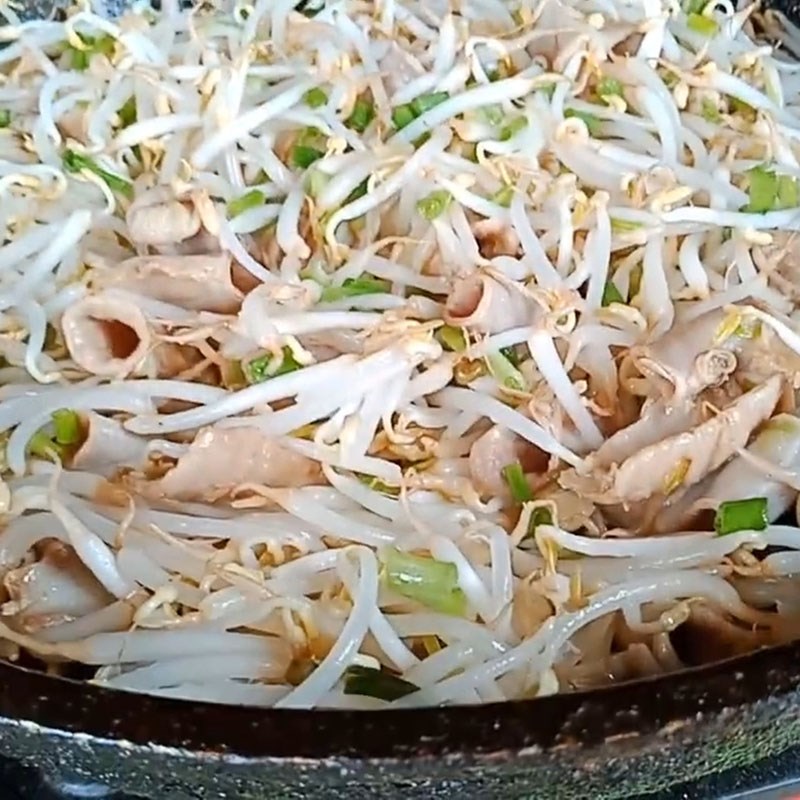 Bước 4 Xào lòng heo với giá Lòng heo xào giá