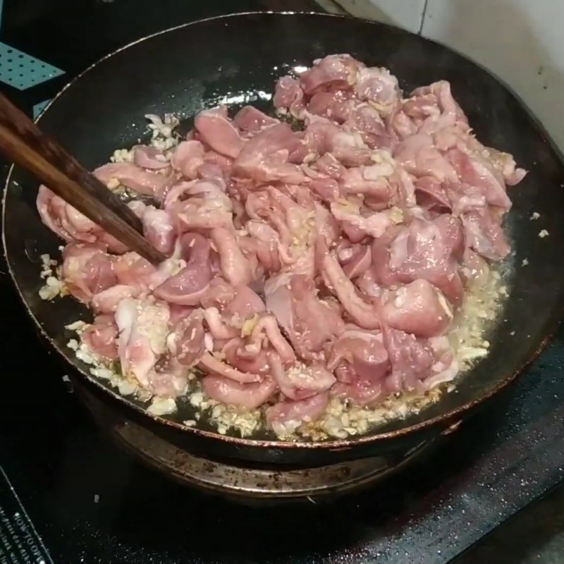 Bước 3 Xào lưỡi bò Lưỡi bò xào khế