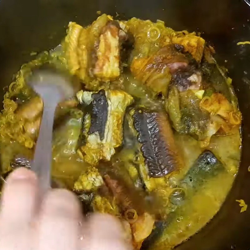 Bước 3 Xào lươn Lươn xào nghệ