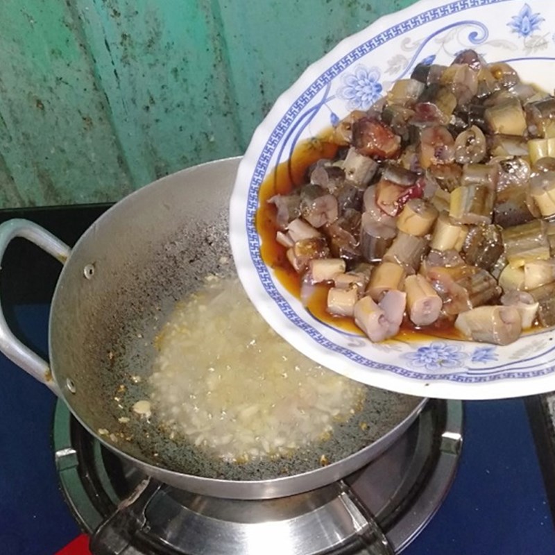 Bước 2 Xào lươn Lươn xào sả ớt