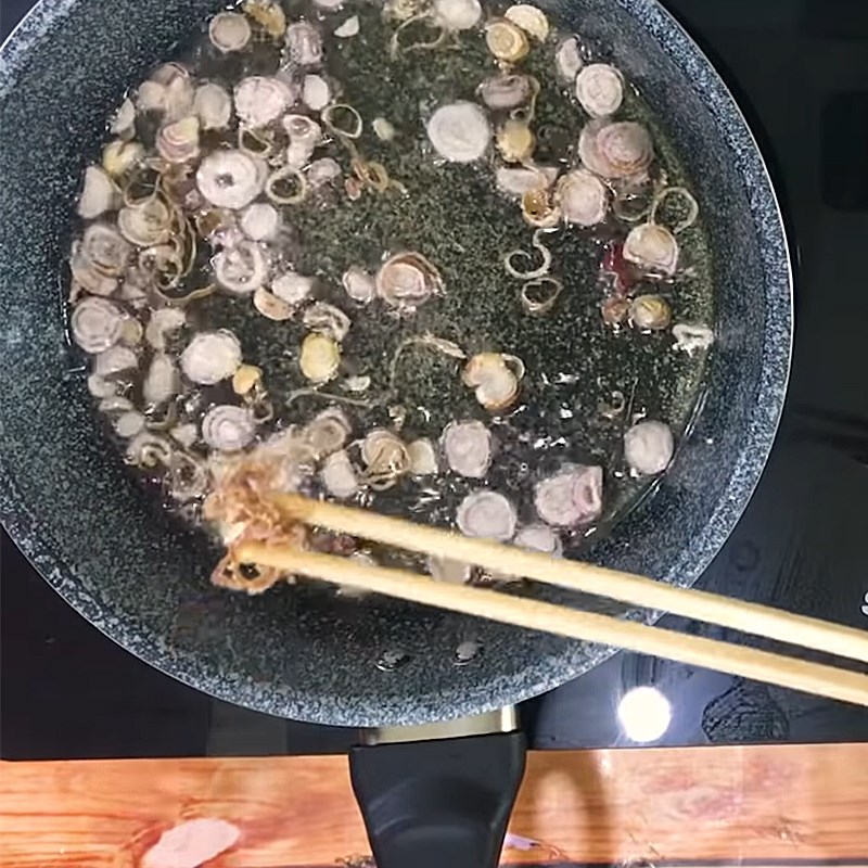Bước 4 Phi hành và xào măng Bún măng sườn