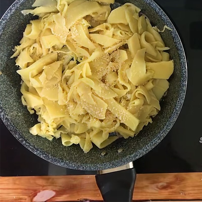Bước 4 Phi hành và xào măng Bún măng sườn