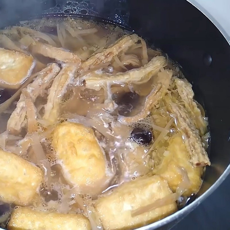 Bước 3 Xào măng và hầm nước dùng Bún măng chay