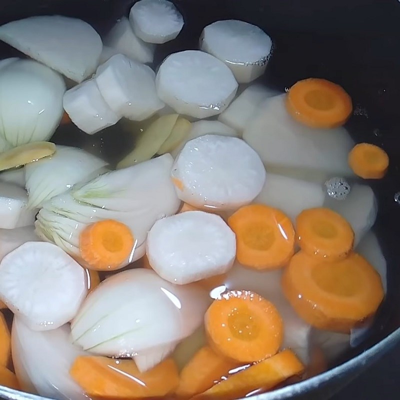 Bước 3 Xào măng và hầm nước dùng Bún măng chay