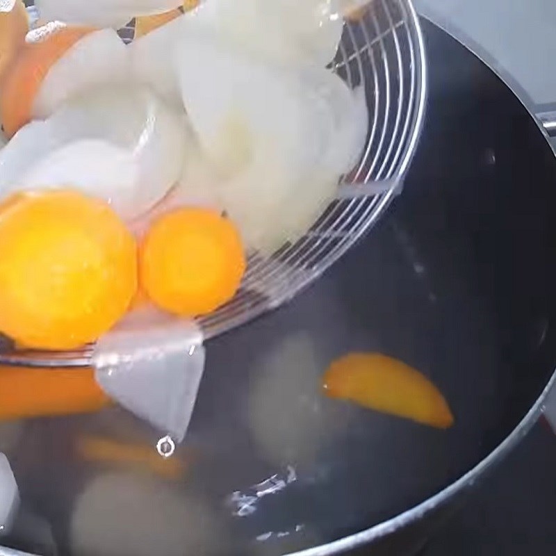 Bước 3 Xào măng và hầm nước dùng Bún măng chay