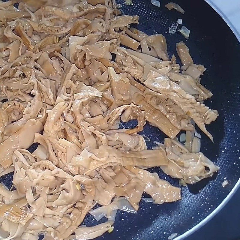 Bước 3 Xào măng và hầm nước dùng Bún măng chay