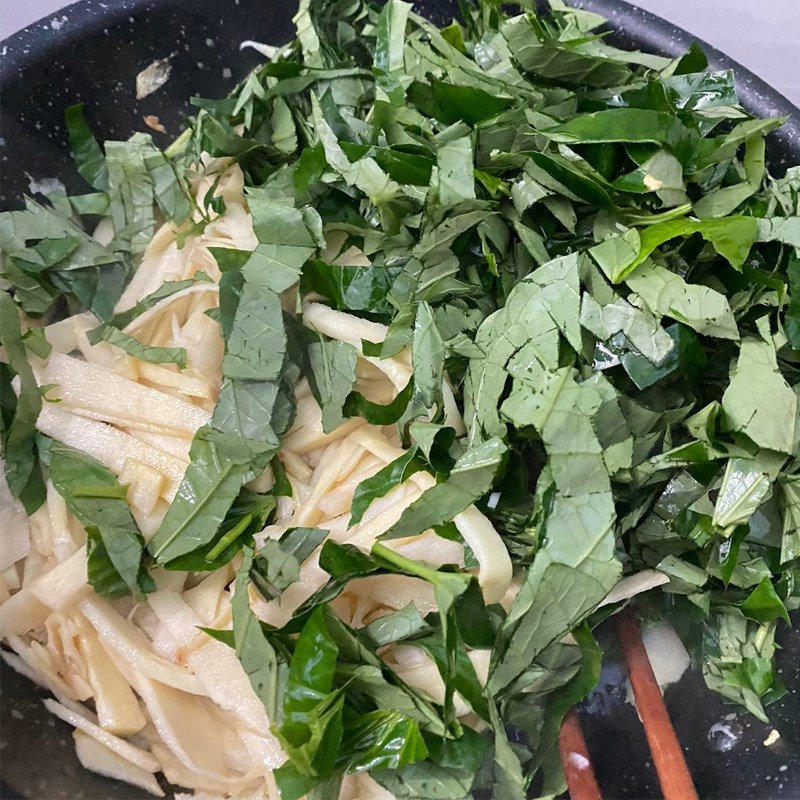 Bước 2 Xào măng với lá lốt Măng xào lá lốt