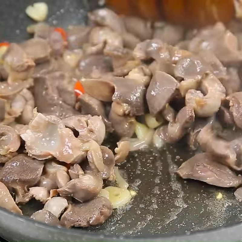 Bước 3 Xào mề gà Mề gà xào cay