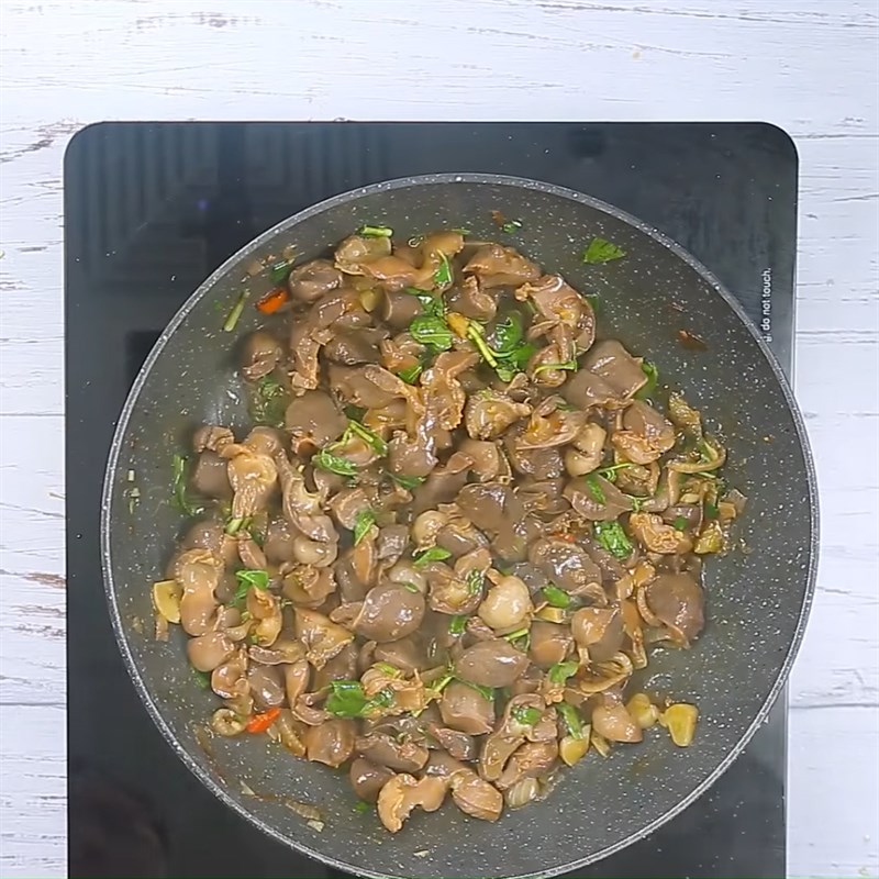 Bước 3 Xào mề gà Mề gà xào cay