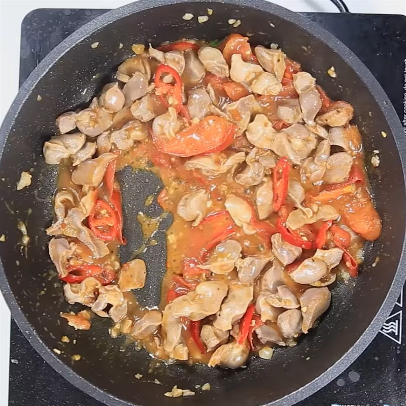 Bước 3 Xào mề gà Mề gà xào cà chua