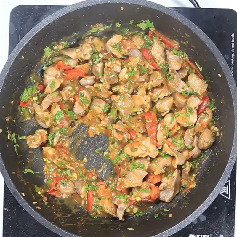 Bước 3 Xào mề gà Mề gà xào cà chua