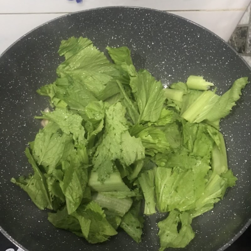 Bước 2 Xào mì Mì xào rau cải
