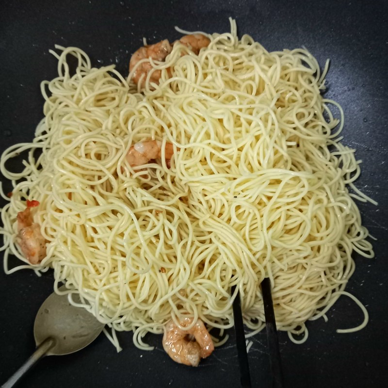 Bước 3 Xào mì Mì xào tôm cải thìa