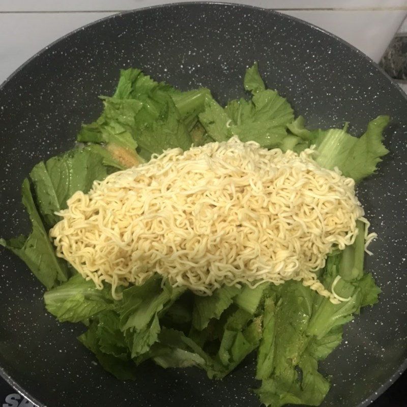 Bước 2 Xào mì Mì xào rau cải