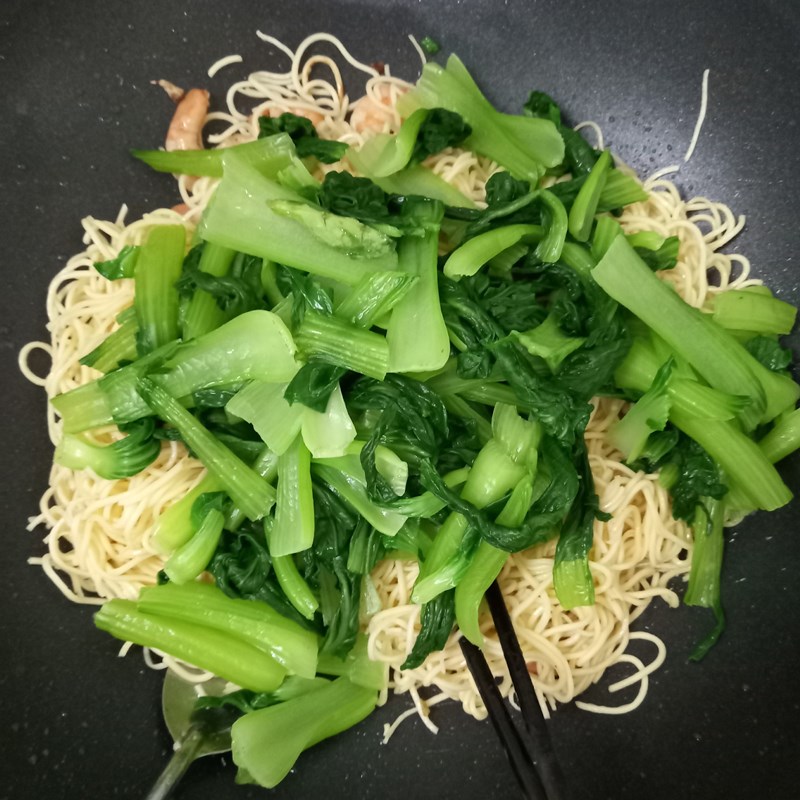 Bước 3 Xào mì Mì xào tôm cải thìa