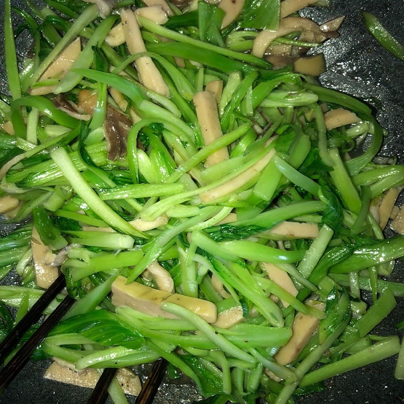 Bước 2 Xào mì Mì xào chay bằng mì tươi