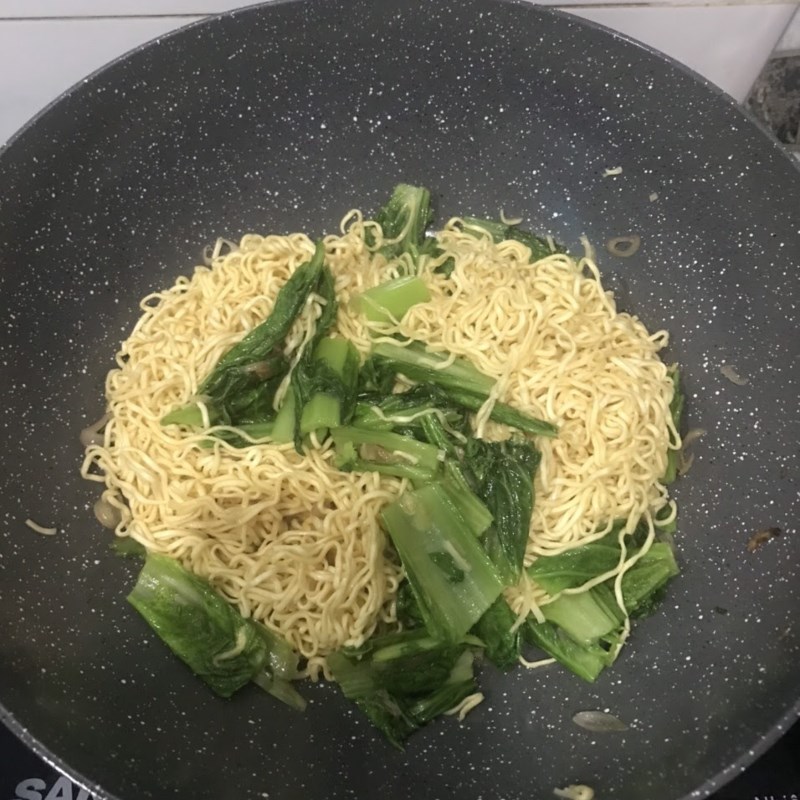 Bước 2 Xào mì Mì xào rau cải