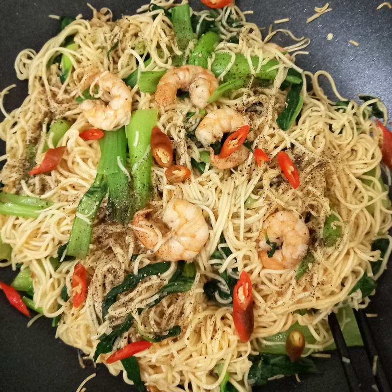 Bước 3 Xào mì Mì xào tôm cải thìa