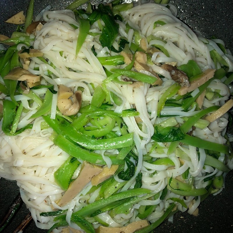 Bước 2 Xào mì Mì xào chay bằng mì tươi