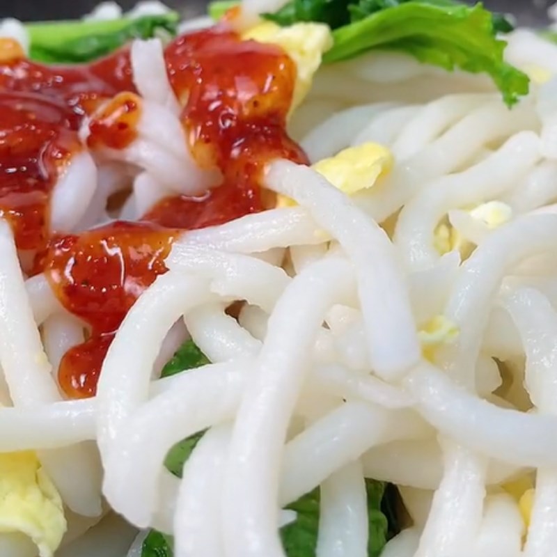 Bước 3 Xào mì Mì udon sốt cay (Công thức được chia sẻ từ Tiktik Cách Nấu Ngon cùng Cách Nấu Ngon)
