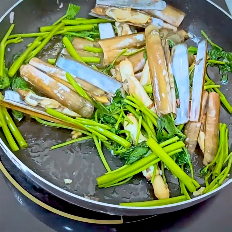 Bước 4 Xào mì Ốc móng tay xào mì rau muống