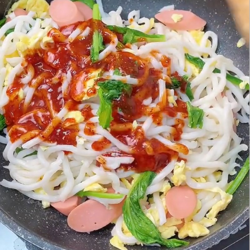 Bước 3 Xào mì Mì udon sốt cay (Công thức được chia sẻ từ Tiktik Cách Nấu Ngon cùng Cách Nấu Ngon)