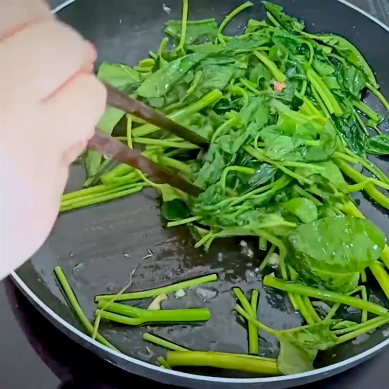 Bước 4 Xào mì Ốc móng tay xào mì rau muống