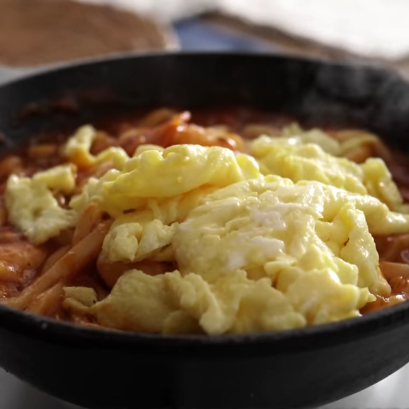 Bước 5 Xào mì udon Mì udon xào trứng cà chua