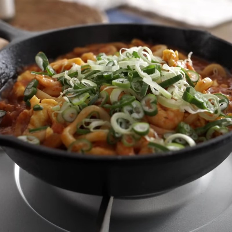 Bước 5 Xào mì udon Mì udon xào trứng cà chua